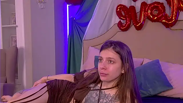 Snapshot of EileenElfie chatting on February 2026 03:39:01 AM EileenElfie online show from February 2026 03:39:01 AM