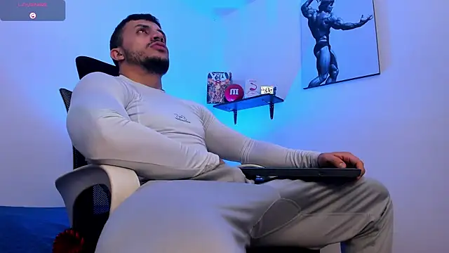 Snapshot of LiamReigns_ chatting on June 2026 02:32:02 AM LiamReigns online show from June 2026 02:32:02 AM