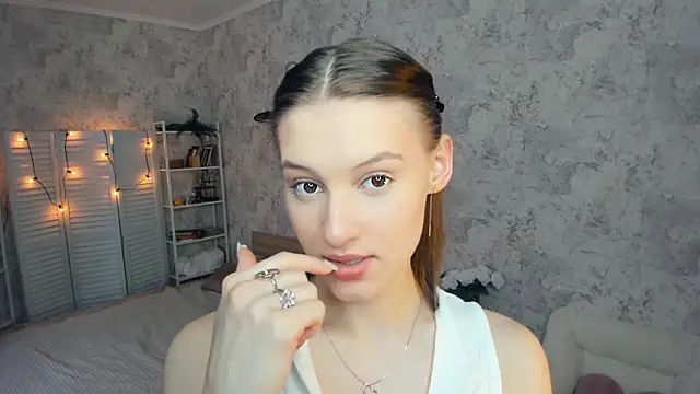 Snapshot of LianneBynon chatting on June 2026 08:32:02 AM LianneBynon online show from June 2026 08:32:02 AM