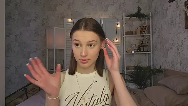 Snapshot of LianneBynon chatting on July 2026 08:32:02 AM LianneBynon online show from July 2026 08:32:02 AM