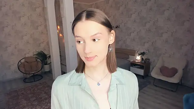 Snapshot of LianneBynon chatting on June 2026 08:41:01 AM LianneBynon online show from June 2026 08:41:01 AM