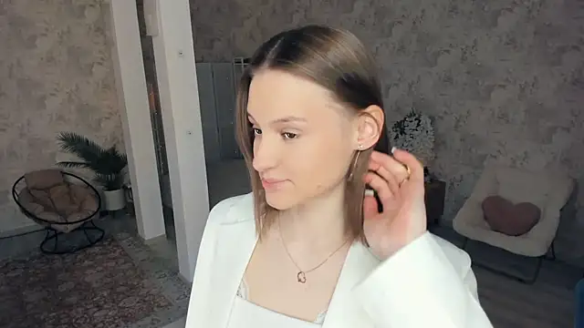 LianneBynon online show from April 2026 08:51:02 AM