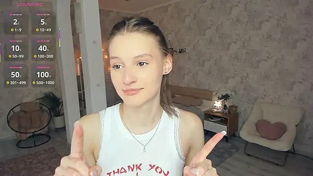 Snapshot of LianneBynon chatting on June 2026 10:27:02 AM LianneBynon online show from June 2026 10:27:02 AM
