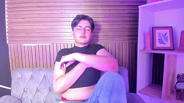 Snapshot of noahWolff_ chatting on February 2026 05:18:02 AM noahWolff online show from February 2026 05:18:02 AM