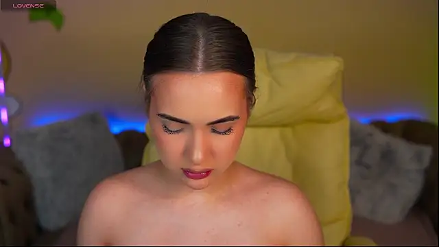 Snapshot of OliviaMoore_ chatting on June 2026 06:02:02 AM OliviaMoore online show from June 2026 06:02:02 AM