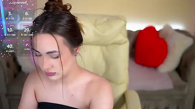 Snapshot of OliviaMoore_ chatting on February 2026 01:44:01 PM OliviaMoore online show from February 2026 01:44:01 PM