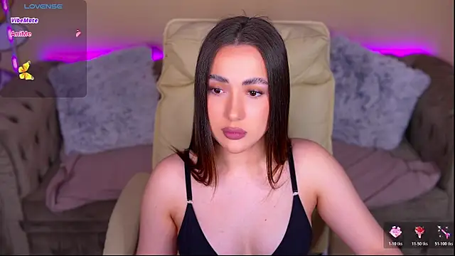 Snapshot of OliviaMoore_ chatting on June 2026 07:01:02 PM OliviaMoore online show from June 2026 07:01:02 PM