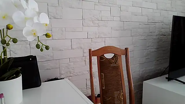 JuliaLovely online show from June 2026 02:18:02 PM