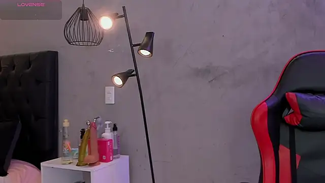 Snapshot of naomi__blair chatting on April 2026 02:57:01 AM naomi blair online show from April 2026 02:57:01 AM