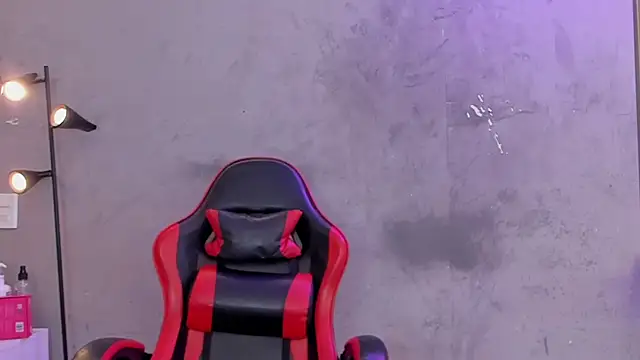 Snapshot of naomi__blair chatting on April 2026 03:24:02 AM naomi blair online show from April 2026 03:24:02 AM