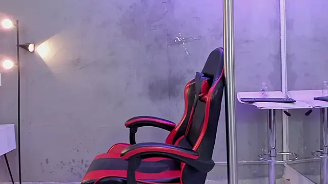 Snapshot of naomi__blair chatting on February 2026 03:29:02 AM naomi blair online show from February 2026 03:29:02 AM