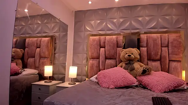 Paris Velvet online show from April 2026 11:10:02 PM