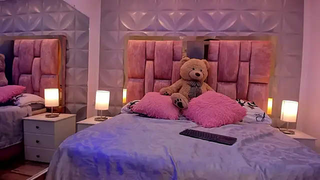 Paris Velvet online show from March 2026 10:33:02 PM