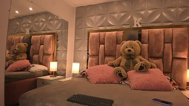 Paris Velvet online show from February 2026 10:50:02 PM