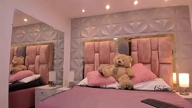 Paris Velvet online show from March 2026 10:32:01 PM