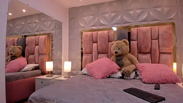 Paris Velvet online show from April 2026 11:50:01 PM