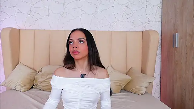 Snapshot of BambiRoses chatting on April 2026 05:14:01 AM BambiRoses online show from April 2026 05:14:01 AM