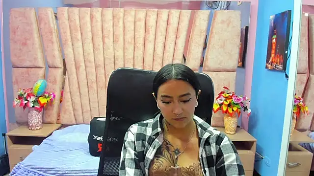 Miaa Thopmson  online show from February 2026 09:25:01 PM