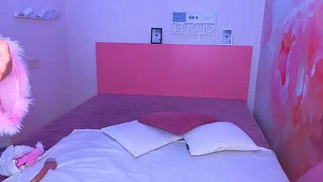 LuxSiren online show from April 2026 06:32:02 AM