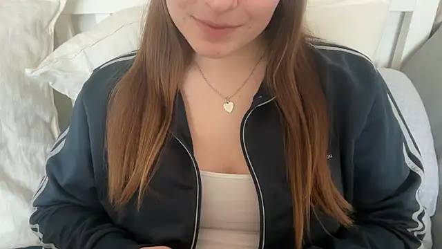 Lucyschickt online show from April 2026 03:18:02 PM