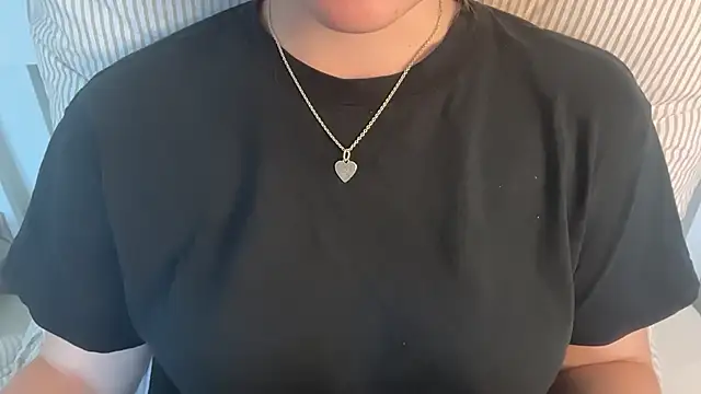 Lucyschickt online show from July 2026 12:59:02 PM