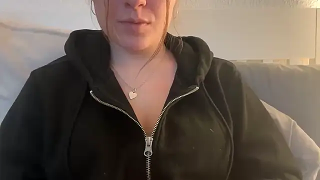 Snapshot of Lucyschickt chatting on February 2026 03:54:01 PM Lucyschickt online show from February 2026 03:54:01 PM