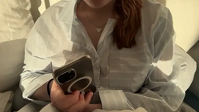 Lucyschickt online show from April 2026 06:04:02 AM