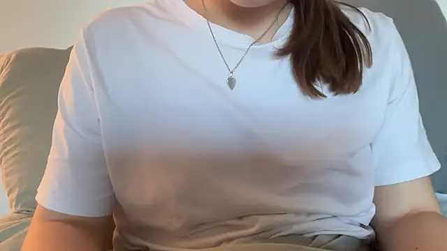 Snapshot of Lucyschickt chatting on February 2026 04:07:02 PM Lucyschickt online show from February 2026 04:07:02 PM