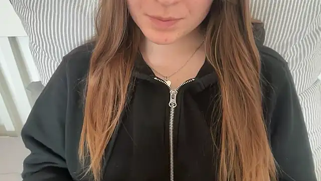 Lucyschickt online show from June 2026 10:59:01 AM