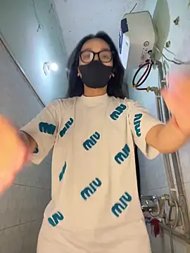 Leeeiuu online show from February 2026 05:12:02 PM