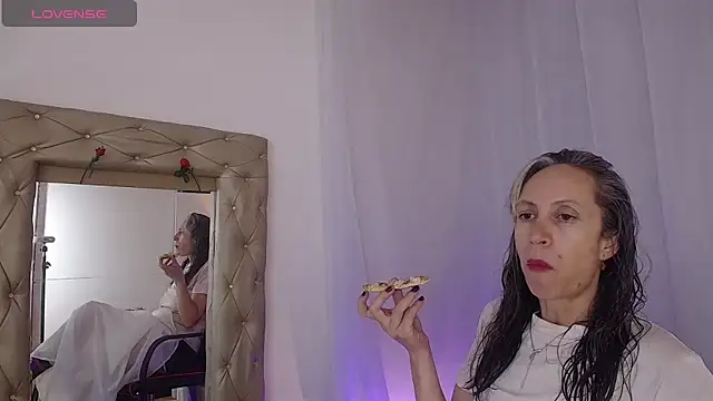 laurasofia45 online show from April 2026 02:40:01 AM