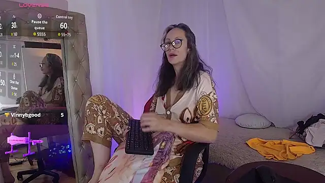 laurasofia45 online show from April 2026 11:41:02 PM