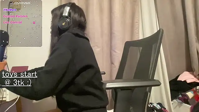 bloggirllaurel online show from April 2026 02:40:02 AM