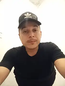 Snapshot of Reuss25 chatting on June 2026 11:43:01 AM Reuss25 online show from June 2026 11:43:01 AM