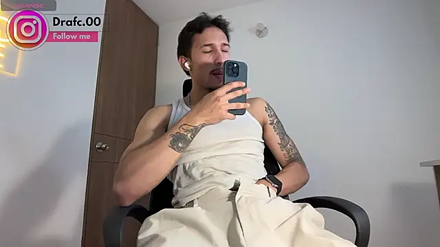 Snapshot of rafael_stone11 chatting on June 2026 02:02:02 AM rafael stone11 online show from June 2026 02:02:02 AM