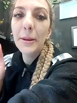 Snapshot of LannaQuinn chatting on February 2026 03:52:01 PM LannaQuinn online show from February 2026 03:52:01 PM