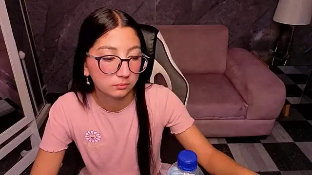 Snapshot of Sophie_jones_b chatting on March 2026 12:45:01 PM Sophie jones b online show from March 2026 12:45:01 PM