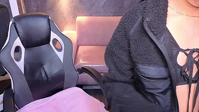 Snapshot of Sophie_jones_b chatting on April 2026 12:33:01 PM Sophie jones b online show from April 2026 12:33:01 PM