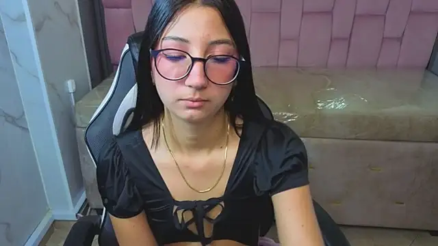 Snapshot of Sophie_jones_b chatting on March 2026 01:46:02 PM Sophie jones b online show from March 2026 01:46:02 PM