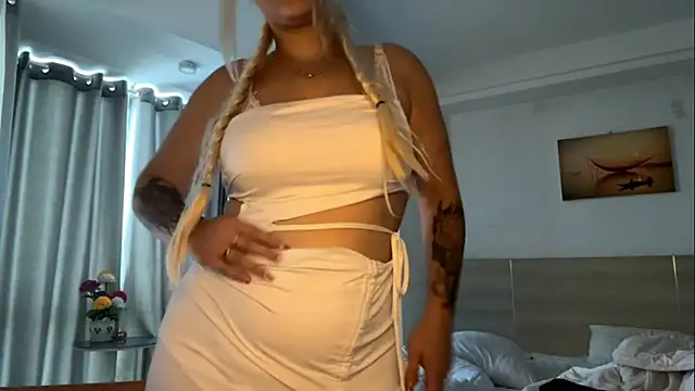 Snapshot of LuxureMia chatting on February 2026 07:51:01 AM LuxureMia online show from February 2026 07:51:01 AM