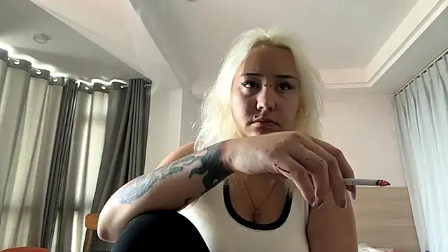 Snapshot of LuxureMia chatting on February 2026 05:06:01 AM LuxureMia online show from February 2026 05:06:01 AM