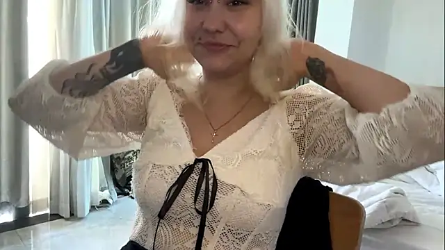 Snapshot of LuxureMia chatting on February 2026 05:14:02 AM LuxureMia online show from February 2026 05:14:02 AM