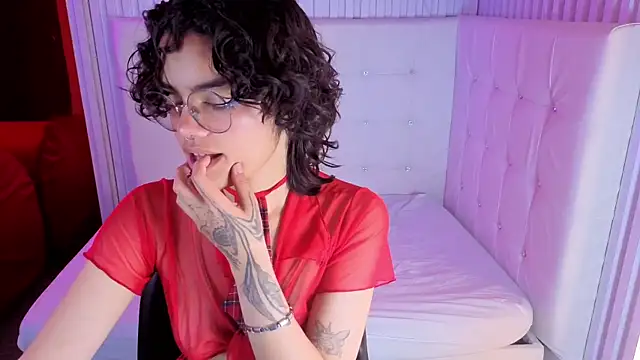 Snapshot of KittyLatina_02 chatting on February 2026 12:11:02 AM KittyLatina 02 online show from February 2026 12:11:02 AM