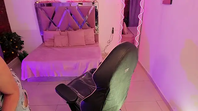 ZAYRA TAY online show from February 2026 11:32:02 AM