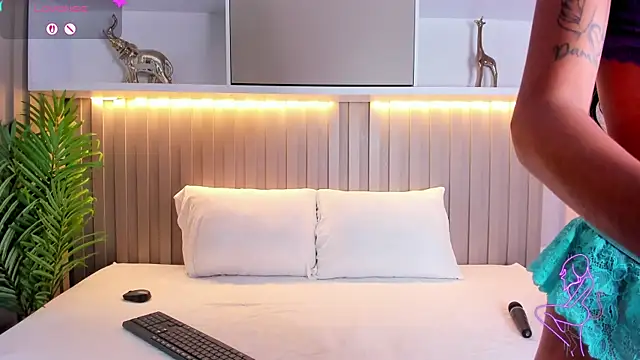 Snapshot of Zafiro11_ chatting on February 2026 03:57:02 AM Zafiro11 online show from February 2026 03:57:02 AM