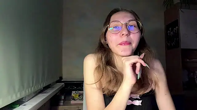Snapshot of Miaaa_Moon chatting on June 2026 06:19:01 PM Miaaa Moon online show from June 2026 06:19:01 PM