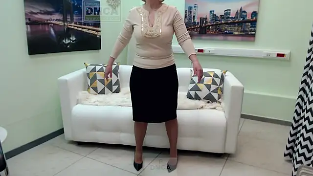 Snapshot of MONA_W chatting on February 2026 05:19:01 AM MONA W online show from February 2026 05:19:01 AM