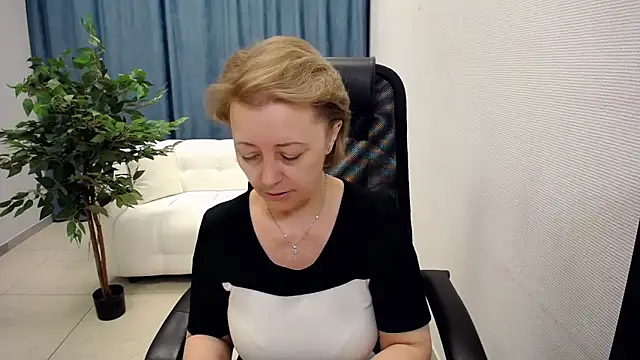 MONA W online show from April 2026 11:06:01 AM