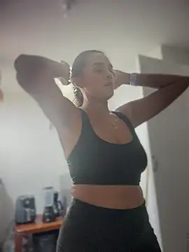 Snapshot of LunaHeat chatting on February 2026 05:35:01 PM LunaHeat online show from February 2026 05:35:01 PM