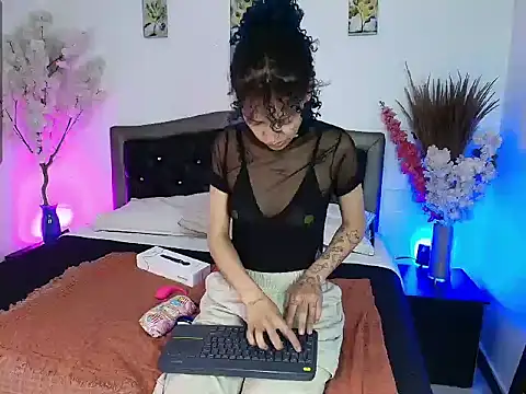 Snapshot of HannahBlue_ chatting on February 2026 12:27:01 PM HannahBlue online show from February 2026 12:27:01 PM